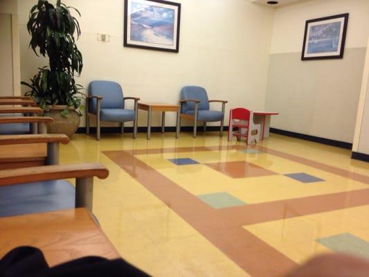 Emergency waiting room 01