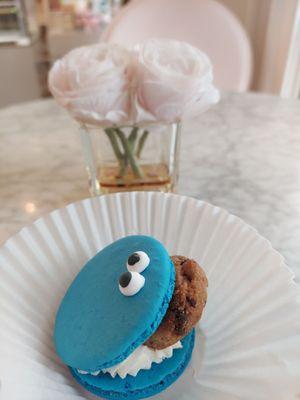 Cookie monster macaroon