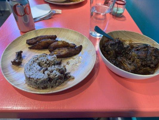 Oxtail, rice with beans and peas, and fried plantains.