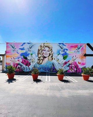 Hello, Dolly! New mural honoring frontline workers