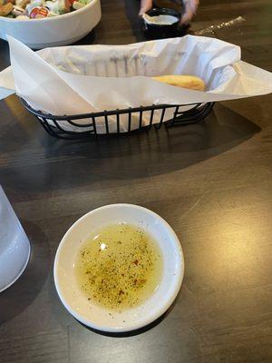 The setup had bread sticks and the small dipping bowl had dried seasonings.. you add oil or vinaigrette to your liking.