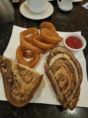 Rueben sandwich w/onion rings