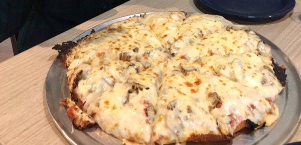 Deep dish pizza cheese and mushroom