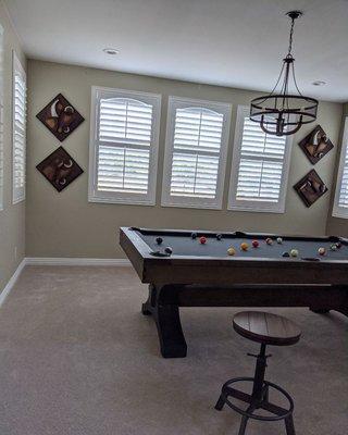 Plantation shutters with bell curve