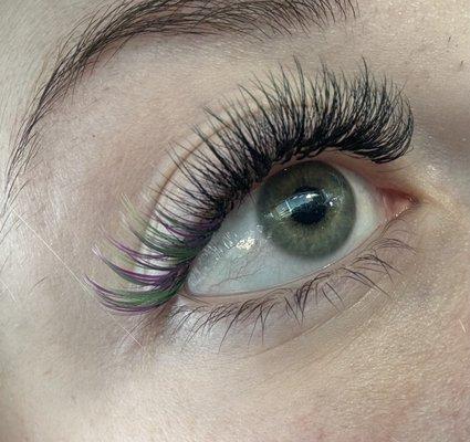 Hybrid lash set with colored lashes