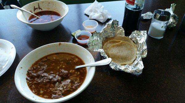 Birria con caldo, tortillas hechas a mano.