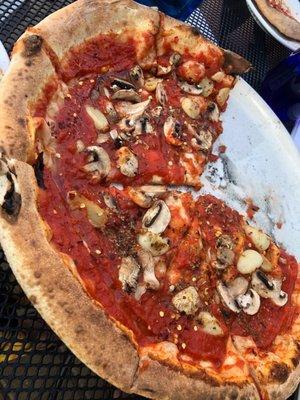 Marinara pizza with mushrooms