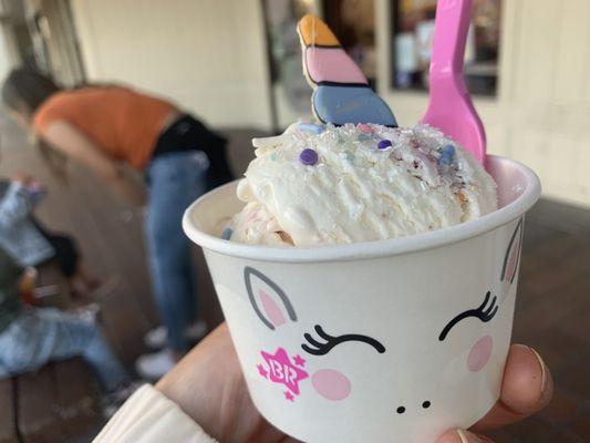 Strawberry cheesecake in a unicorn cup. You get an unicorn headband :-) yummy