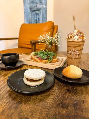 Pandebanos, alfajor, tostada, frappe, espresso