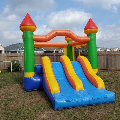 Inflatable dual lane slide castle! Great for ages up to 10yra (wet / dry)