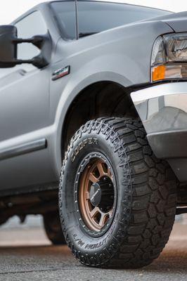 2002 F350 6" Procomp Lift with 17" Vision wheels on 35s