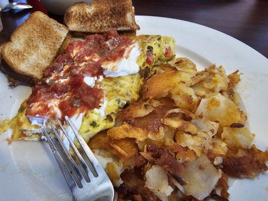 Mexican omelet (onion, tomato, green pepper, chorizo, jalapeño, cheddar), topped with sour cream and salsa, with home fries, wheat toast.