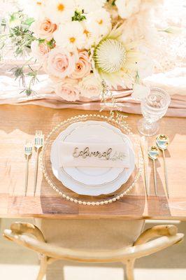 Upscale your table game with our new gold flatware. Comes in 5 piece set and can be rented individually.  Photography: Whimsiephotographie