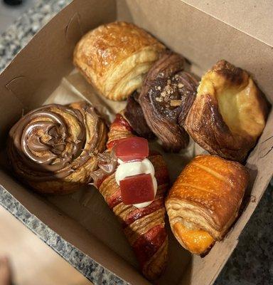 Box of 6 assorted sweet croissants (guava, chocolate, hazelnut, passion fruit, flan)