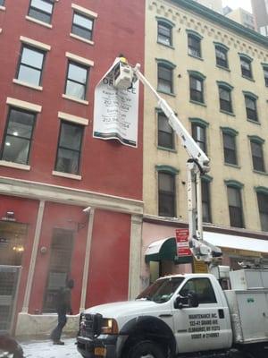 Removing a banner in NYC with out 42ft bucket truck