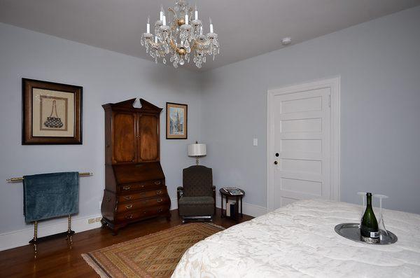 The Westmoreland Bridal Suite's large sitting area.