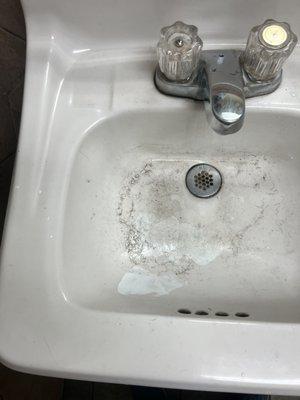 So this was the condition of the sink to "clean" my hands