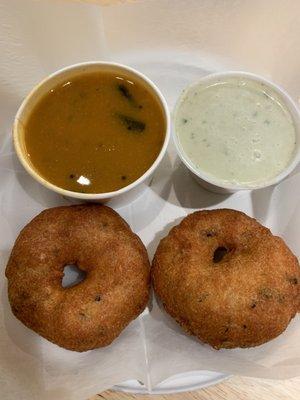 Medu vada (spicy doughnuts)