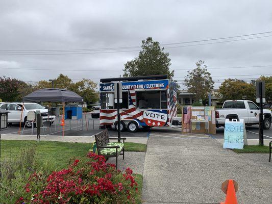 Santa Cruz Mobile Voter Station visits La Posada!