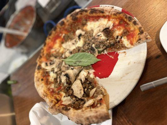 Salsiceia e Funghi Pizza