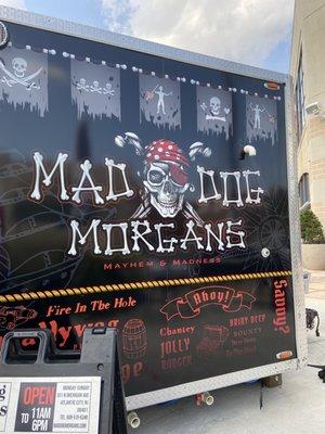 Food truck in the middle of the shopping center