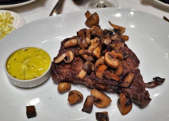 Ribeye with bearnaise and mushrooms