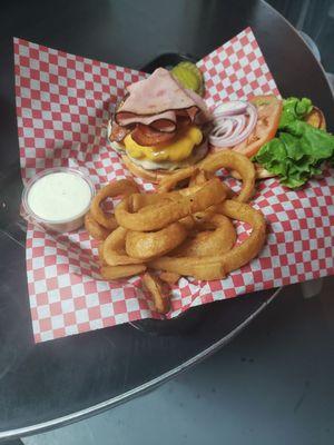 VALLEY CLUB BURGER WITH RINGS