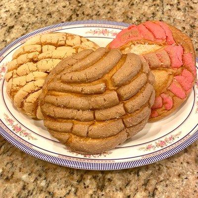 The softest, sweetest most delicious conchas ever right out of the oven!!