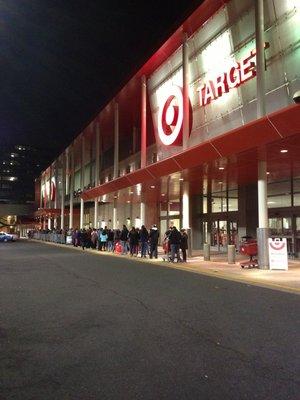 Lines getting longer at Black Friday eve opening, 6pm