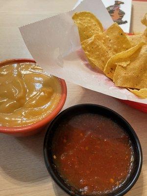 Strange cheese sauce queso and really good salad. Chips were good too.