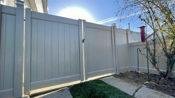 Full privacy PVC fence in color Clay with custom fit driveway gates.