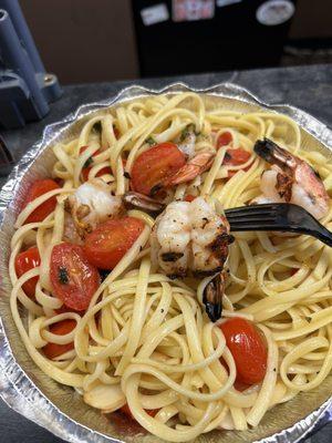 Linguine pasta with cherry tomatoes and shrimp