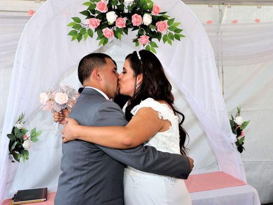 El beso final de los novios en Boda a Domicilio!