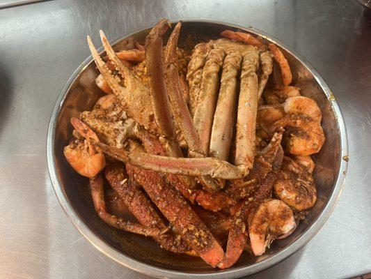 1lb Shrimp with no Head and 1 lb Snowcrab Legs Combo with our Juicy Sauce