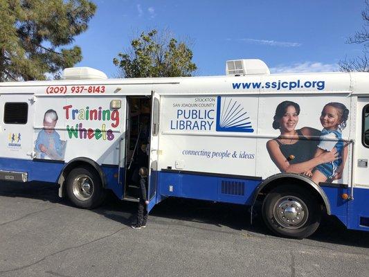 LIBRARY BUS came to read to the children at Kids Academy.