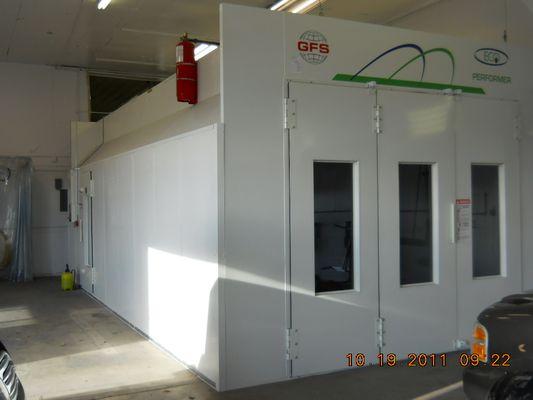 Downdraft bake booth for refinishing