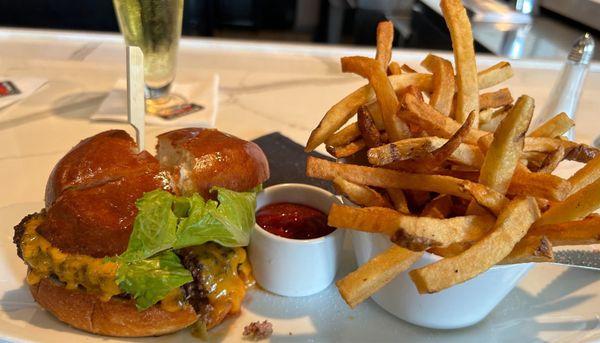 Cheese Burger medium & hand cut fries