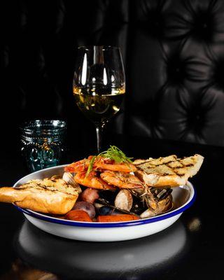 Delta (Seafood) Boil
clams, mussels, shrimp, sausage, corn, potatoes in a spicy tomato broth with grilled bread.