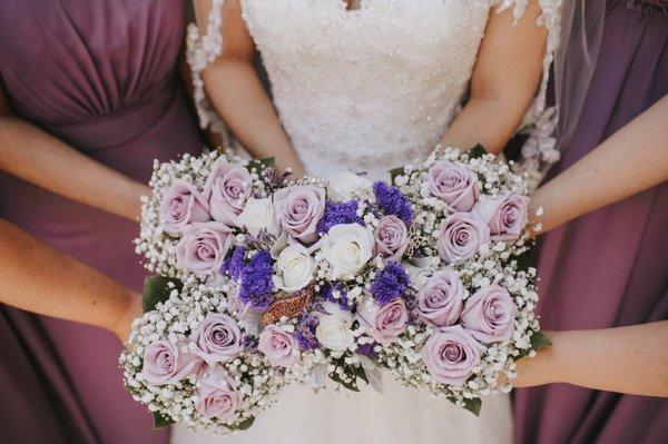 my four bridesmaid with my bouquet in the middle