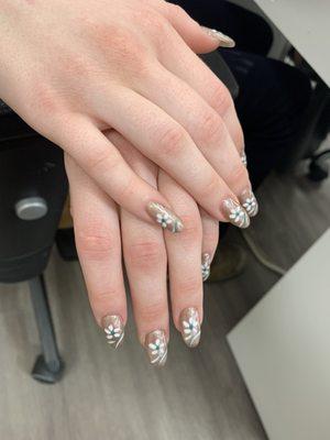 Daisy design on gold nails