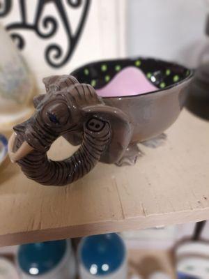 Adorable vontage elephant bowl