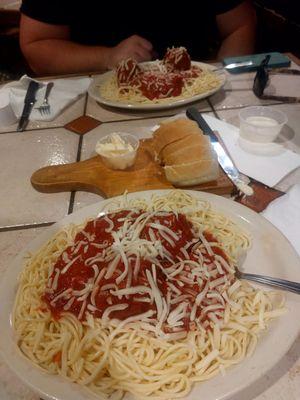 Decent enough spaghetti with meatballs amazing bread