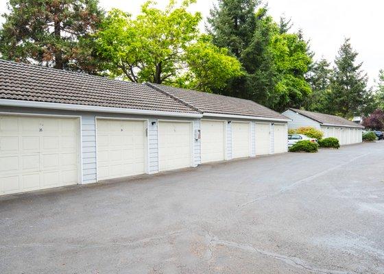 ValleyRiverCourt_Eugene_OR_Garages