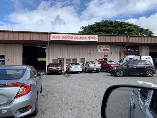 Waimalu shop has some places to eat right next door and Waimalu Shopping Center across the street.