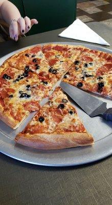 Hand tossed pizza...we added pepperoni & black olives.  Amazing!