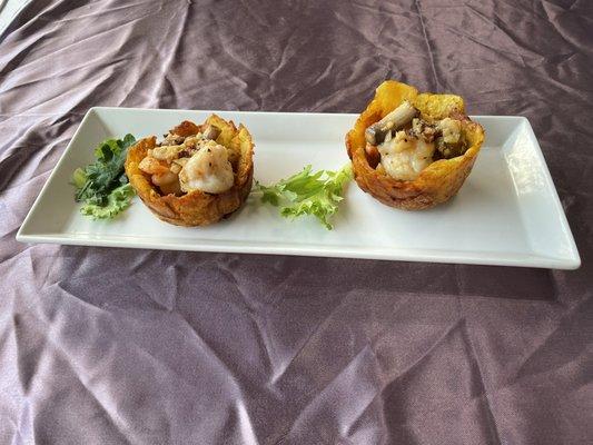 Plantain cups with Ecuadorian shrimp and mushrooms