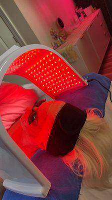 Red led light therapy to stimulate collagen