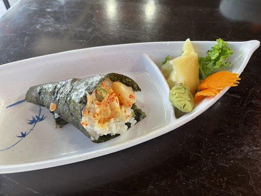 Spicy chopped scallop hand roll