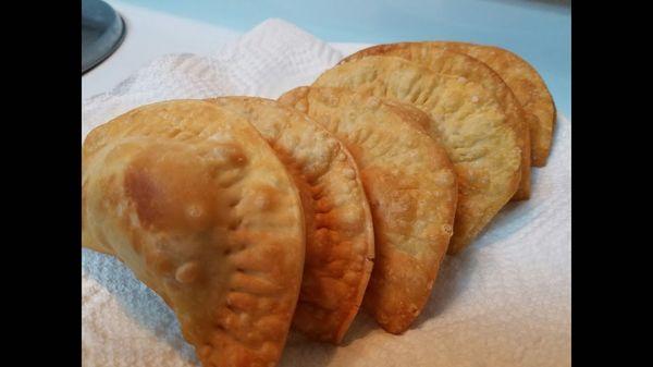 PASTELITOS DE CARNE Y QUESO
 BEEF & CHEESE PASTELITOS