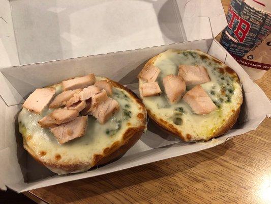 Pesto pizza bagel with chicken